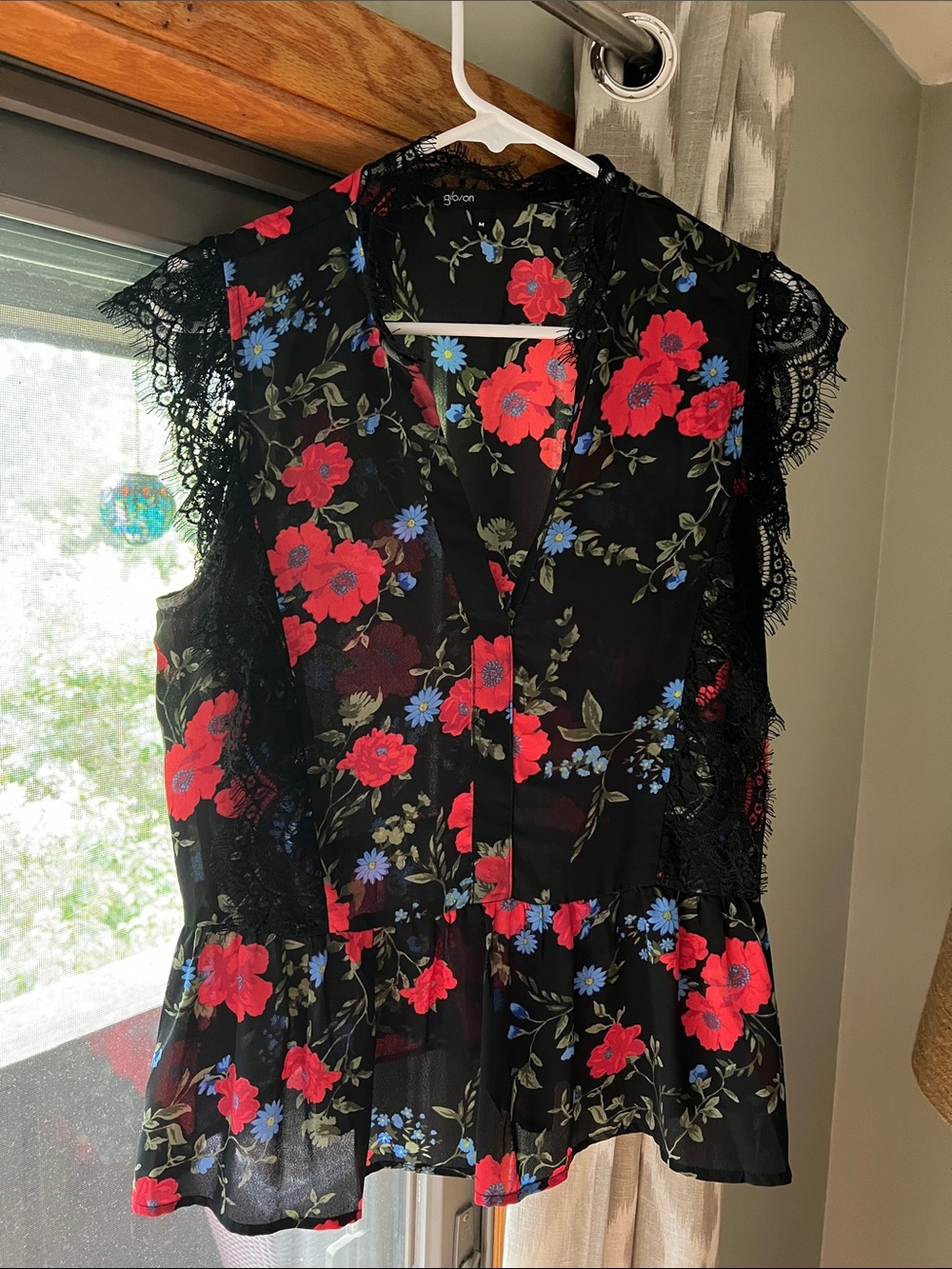 Gibson Black Floral Lace-Trim Peplum Blouse with Red and Blue Flowers